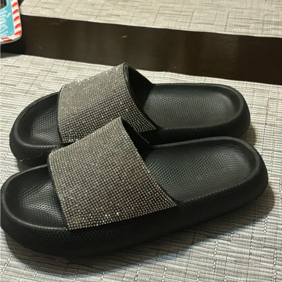 Cute and comfortable never worn Fashion Nova slides size 7 - Picture 2 of 6